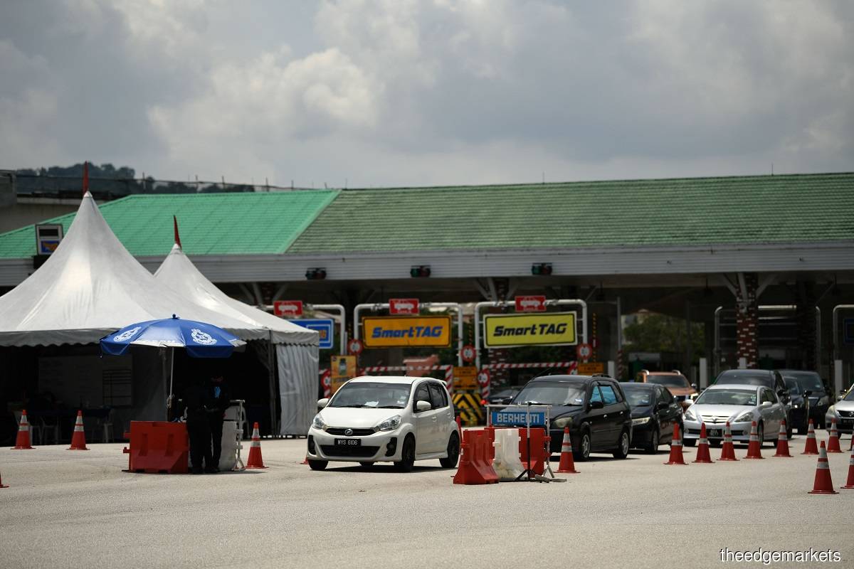 Based on statistics and information provided by the police, there were still some taking the rules and SOPs lightly by attempting to illegally cross districts and states and organise gatherings to celebrate Aidilfitri. (Photo by Sam Fong/The Edge)